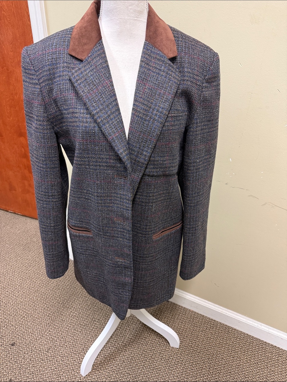 Womens Wool-Blend Houndstooth Jacket with Brown Suede‎ Collar